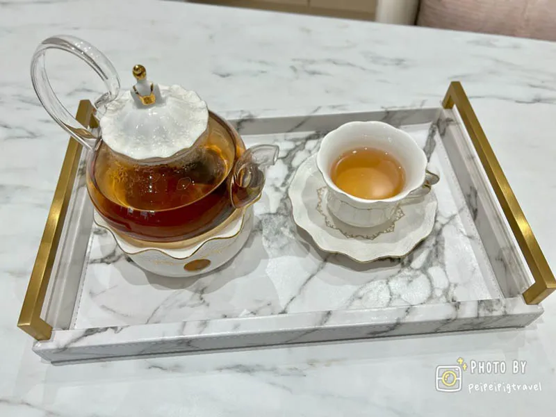 泡茶的茶具是可以加熱的,讓你在保養期間隨時都能喝到暖呼呼的熱茶! 精緻的茶具及熱茶-台中美容SPA推薦