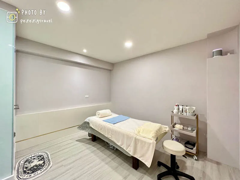 特製加大的美容床與專屬包廂內的空間很大,完全不會有空間狹小的侷促感! N SPA包廂空間大-台中美容SPA推薦