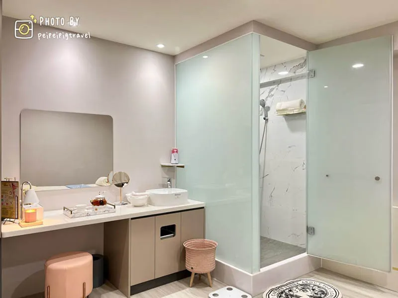 包廂內還有獨立的浴室及化妝台,讓你自在的更換衣物及卸妝、補妝! 獨立淋浴空間隱私性高-台中美容SPA推薦