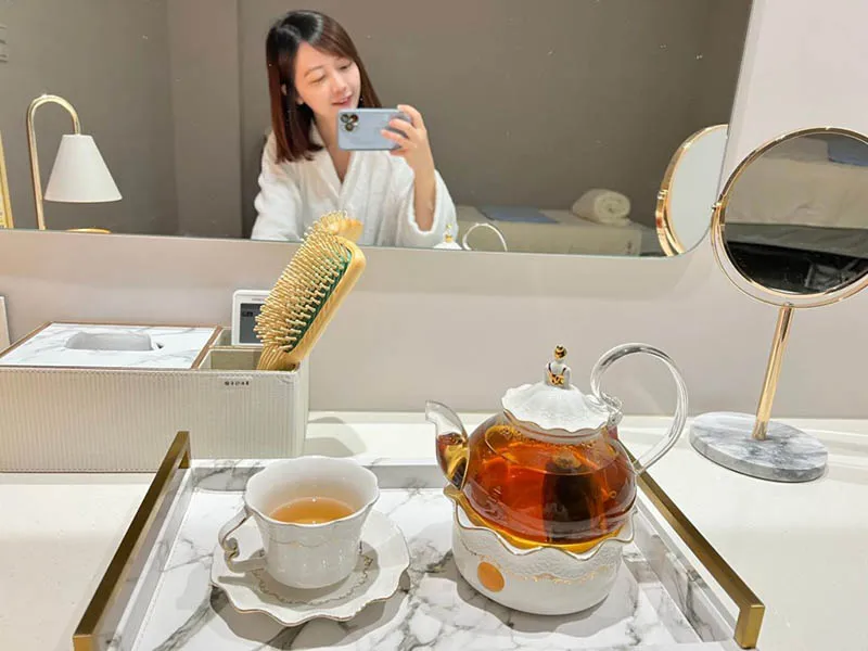 上廁所時可以穿上浴衣保暖,再順便喝口熱茶真的超享受,跟在飯店渡假一樣! N SPA提供的浴衣-台中美容SPA推薦