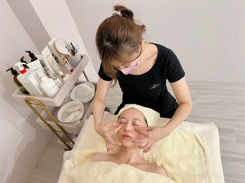 美容師的按摩手法非常輕巧熟練,還會搭配眼部修護霜加強眼周保養! N SPA美容師按摩技巧-台中美容SPA推薦